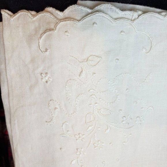 VTG Embroidered Guest Towel White Scalloped Bath Linen Cotton Handmade Shabby - Picture 2 of 4